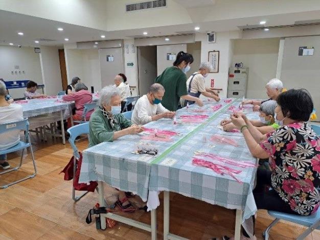 長者協助講師發放課程材料