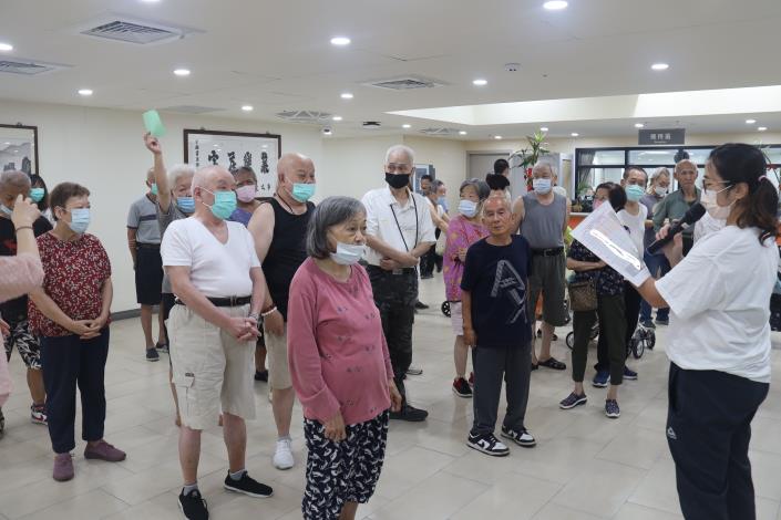 1-3主持人整隊點名並說明快走定義與路線及相關獎勵.JPG