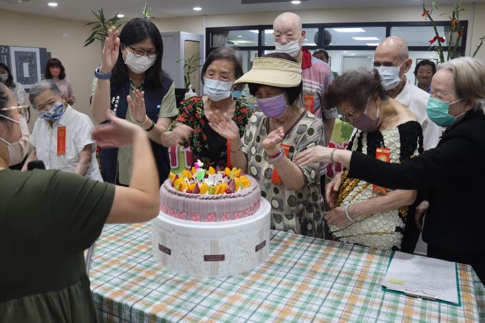 6主持人、5月壽星代表與院長一同將蠟燭揮滅.JPG