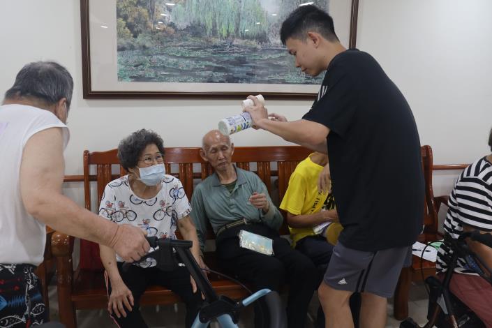 1-23選手完賽後享用補給運動飲料.JPG