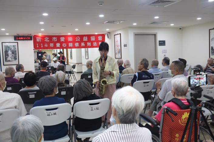 8-12表演人員薩克斯風演出-社工組.JPG