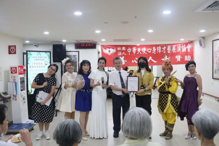 7-5院長頒贈感謝狀予社團法人中華天使心身障才藝展演協會-社工組.JPG