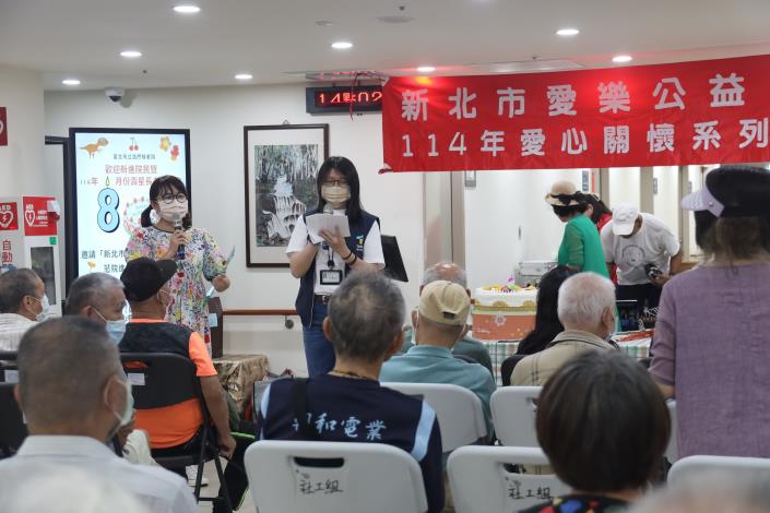 8-1院長逐一向到場的當月壽星住民祝福生日快樂-社工組.JPG