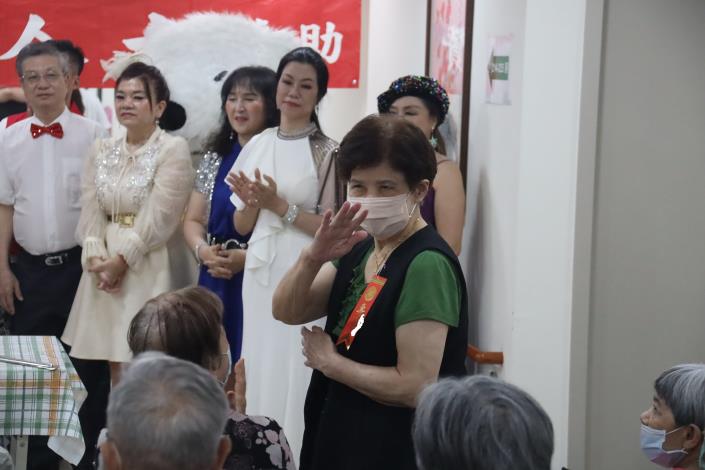 7-2院長介紹壽星,壽星向在場人員致意-社工組.JPG