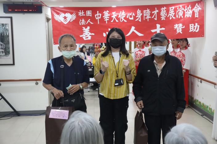 7-4院長贈送歡迎禮予新進院民-社工組.JPG
