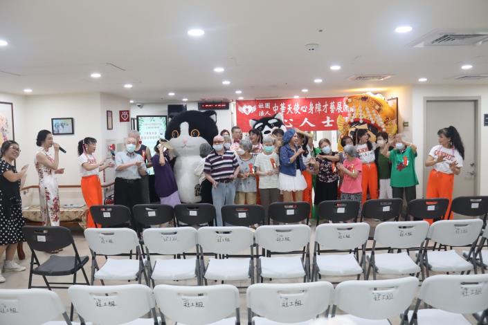 7-23表演團體及公仔們與現場住民最後一曲合唱互動-社工組.JPG