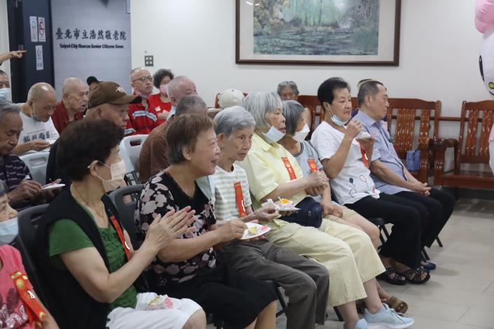7-7壽星及住民們邊享用蛋糕邊欣賞演出-社工組.JPG