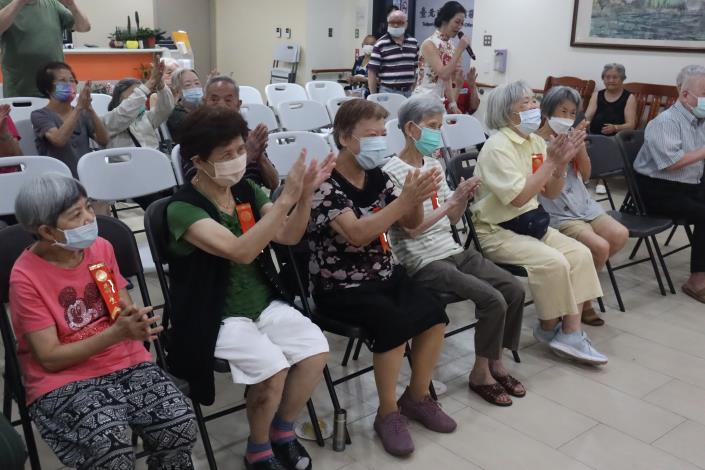 7-22現場住民熱烈掌聲感謝表演團體的精采演出-社工組.JPG