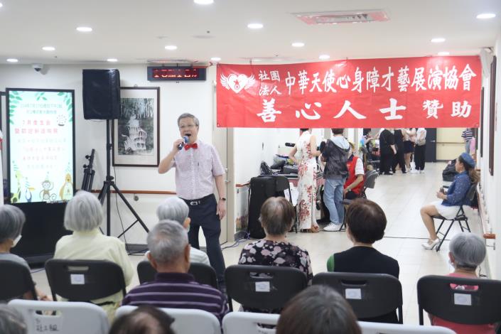 7-15表演團體副理事長歌唱演出-社工組.JPG
