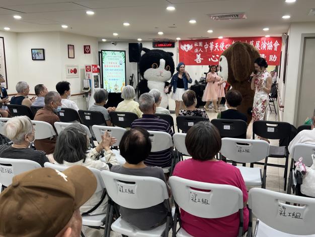 7-19表演團體雙主持人搭配公仔歌唱演出-社工組.JPG