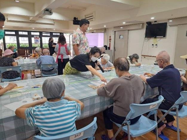 致中組-心靈療癒活動-1140731-講師指導長者於版面勾勒出2條線條