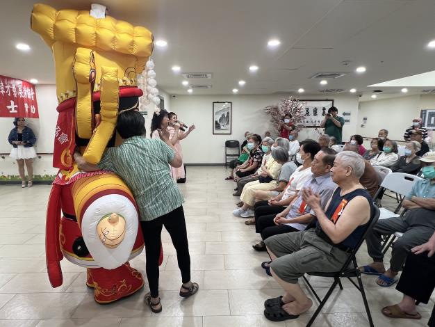 7-21住民興奮與媽祖公仔合照-社工組.JPG