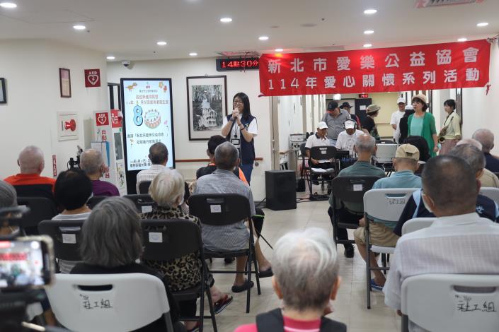 8-10院長在慶生會現場高歌-社工組.JPG