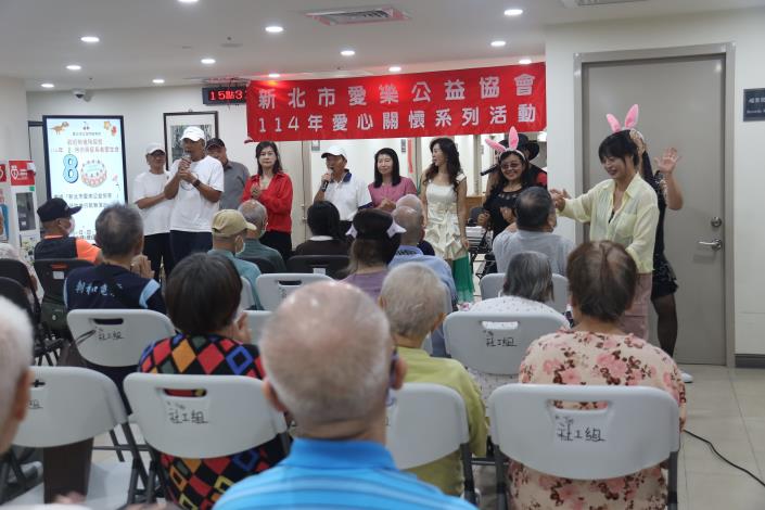 8-16表演團體最後大合唱並與在場住民互動-社工組.JPG