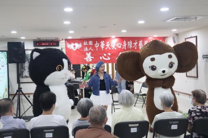 7-18表演團體副理事長兼主持人搭配公仔歌唱演出-社工組.JPG