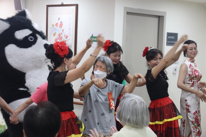 7-12壽星及住民們與表演團體跳舞同歡-社工組.JPG