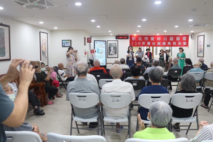 8-11現場住民及工作人員給予院長熱烈吶喊及掌聲-社工組.JPG