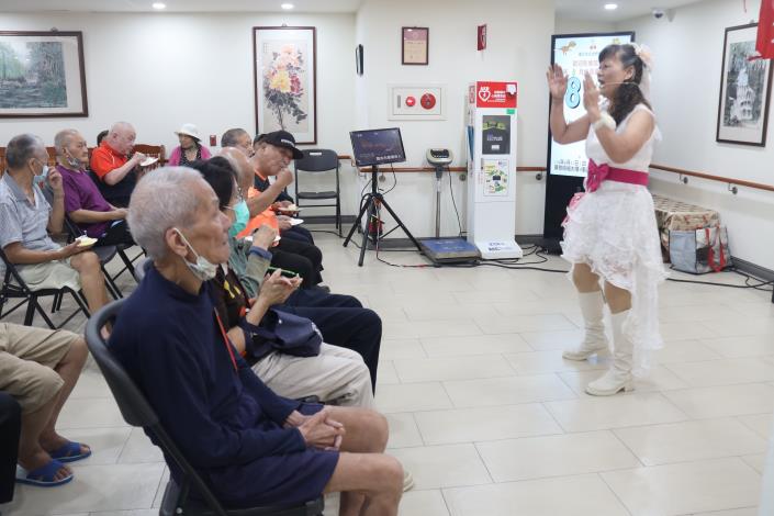 8-6住民們邊吃蛋糕邊欣賞演出-社工組.JPG