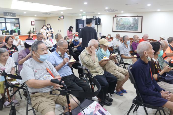 8-7住民們邊吃蛋糕邊欣賞演出-社工組.JPG