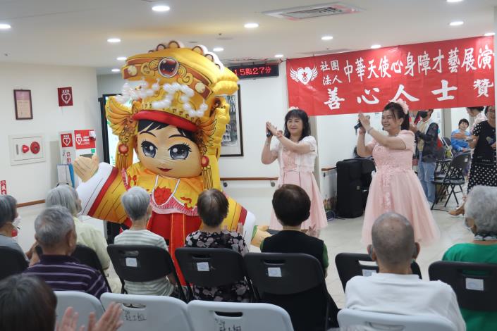 7-20表演團體搭配媽祖公仔歌唱演出-社工組.JPG