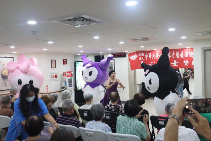 7-8表演團體主持人歌唱演出並搭配大型公仔互動-社工組.JPG