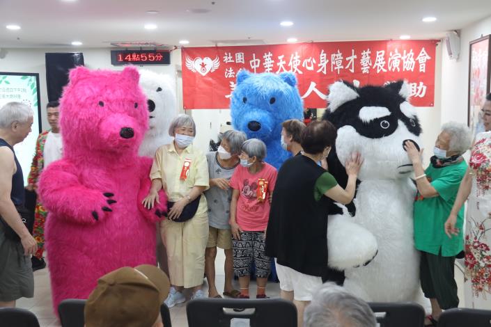 7-11表演團體公仔隊與壽星們互動-社工組.JPG