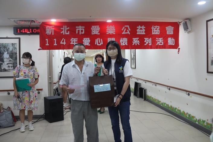 8-5.院長贈送歡迎禮予新進院民-社工組.JPG