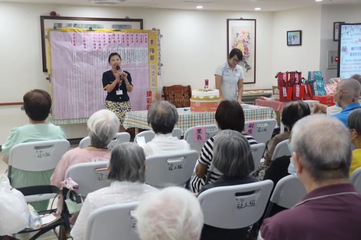 社工組-1.副院長致詞並向安養區10月壽星長者祝賀.JPG