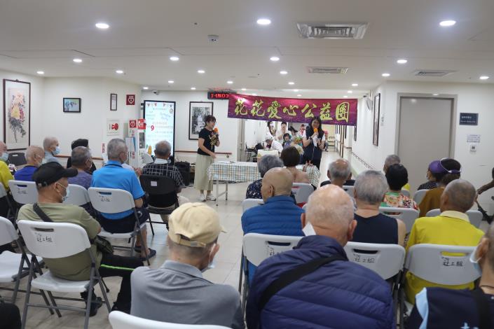 9-1.院長致詞並向安養區9月壽星長者祝賀-社工組.JPG