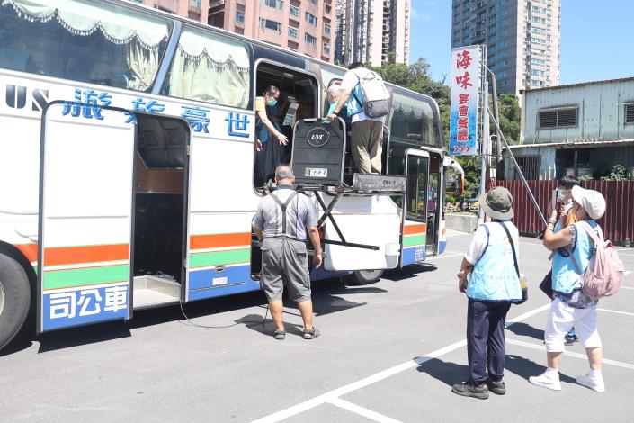 0.16飽餐後搭車前往遠雄廣場逛街嘍-社工組.JPG