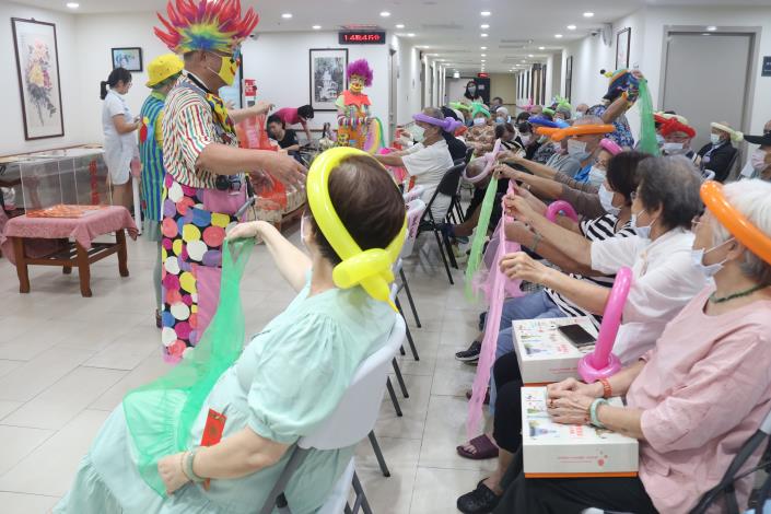 社工組-6.關懷小丑團體帶來絲巾互動.JPG
