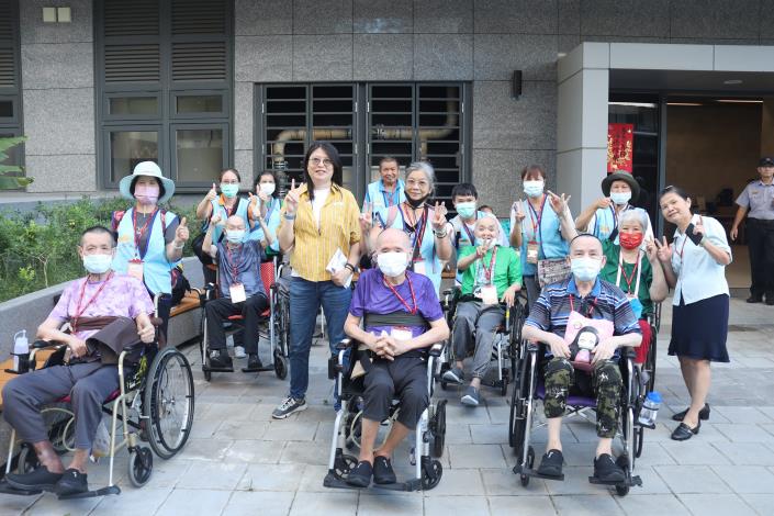 0.2院長及副院長與欲出遊住民及志工們開心合影-社工組.JPG