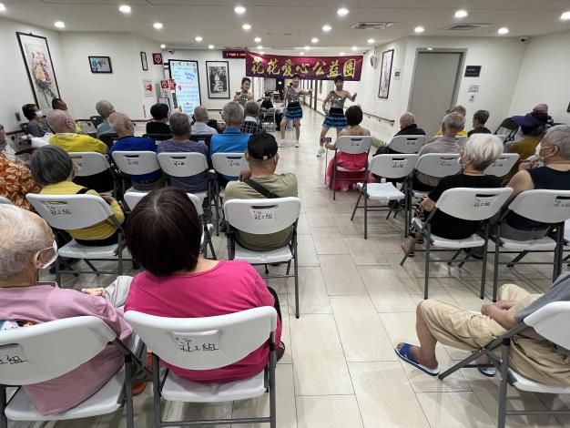 9-14.花花愛心公益團群舞演出-社工組.JPG