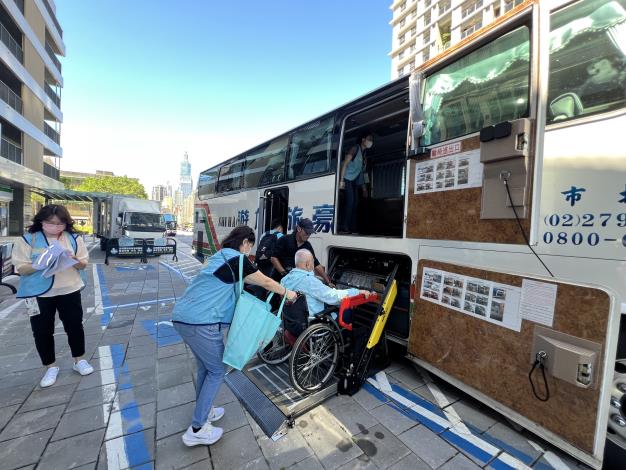 0.3依序上復康遊覽車嘍-社工組.JPG