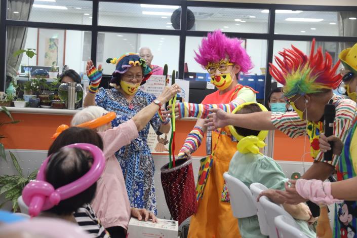 社工組-9.關懷小丑團體帶來魔術演出.JPG
