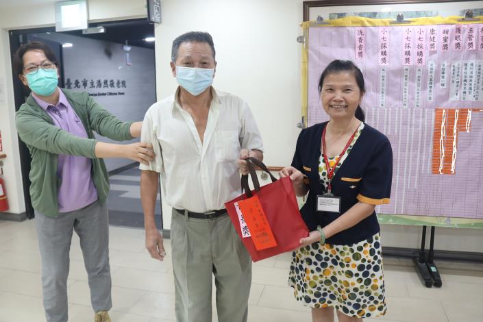 社工組-15.恭喜致中組住民獲得最大獎-市長獎.JPG
