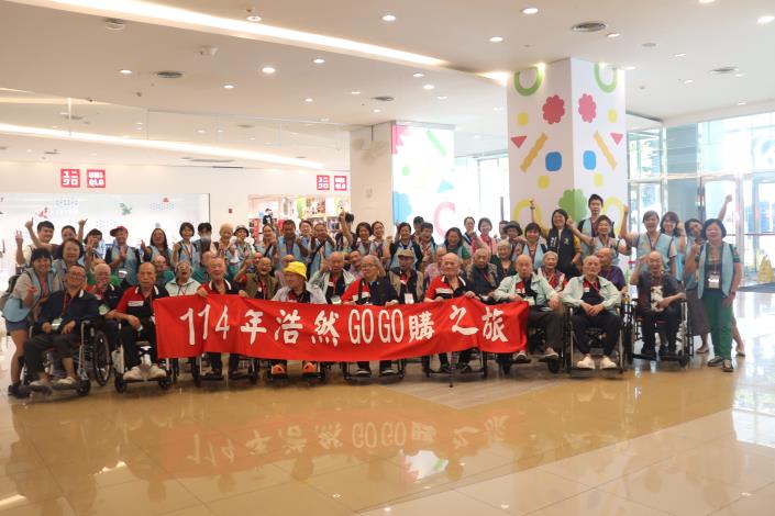 0.17大夥一起在遠雄廣場合影-社工組.JPG