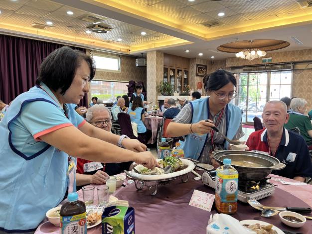 0.10只要一上菜,工作人員都會先為住民夾菜及剪碎食物-社工組.JPG