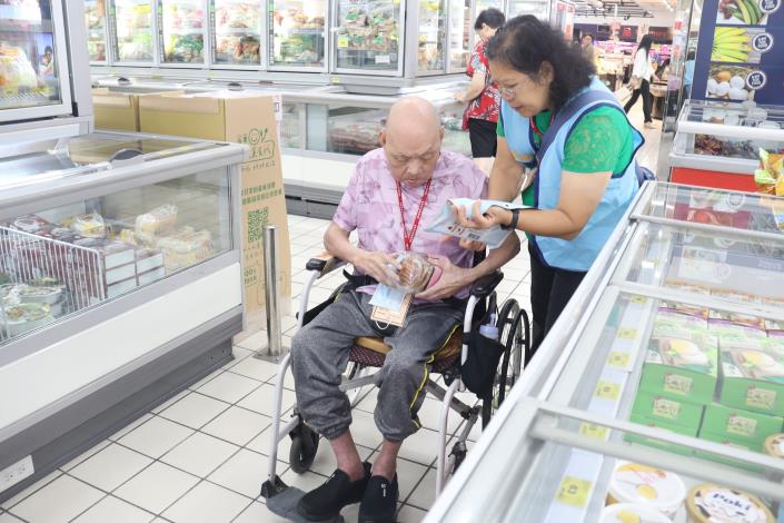 0.25住民在家樂福研究採購食品-社工組.JPG
