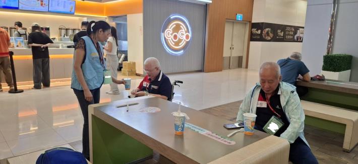 0.31住民採購後在休息區補充飲品-社工組