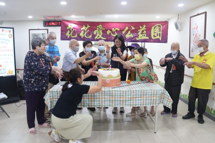 9-2.9月壽星代表與院長一同揮滅蠟燭-社工組.JPG