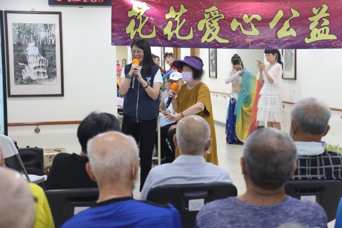 9-4.院長與住民一起合唱-社工組.JPG