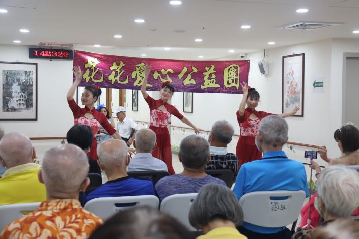 9-8.花花愛心公益團群舞演出-社工組.JPG