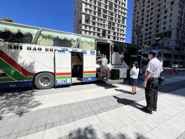 0.4副院長及駐警來祝福本次旅遊平安-社工組.JPG