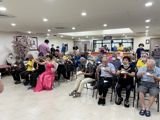 9-10.院民們在歡樂的氣氛下享用蛋糕-社工組.JPG