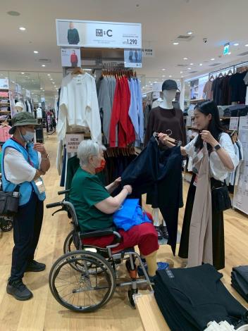 0.21住民向UNIQLO店員詢問衣服尺寸-社工組
