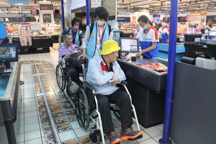 0.26住民依序在家樂福結帳-社工組.JPG