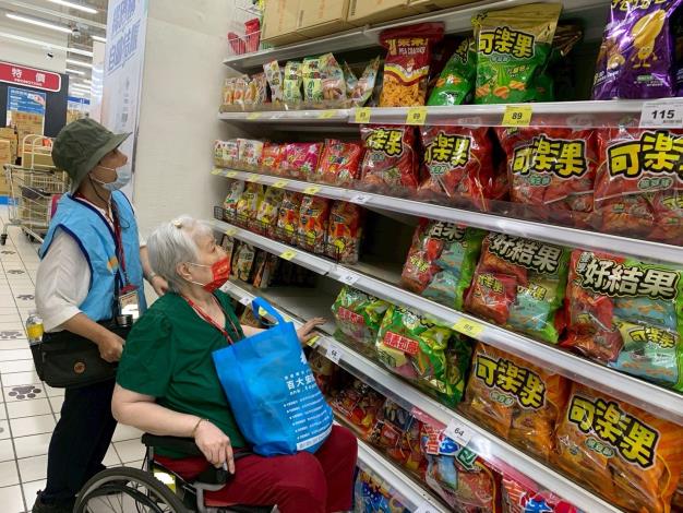 0.24住民在家樂福選購零食-社工組
