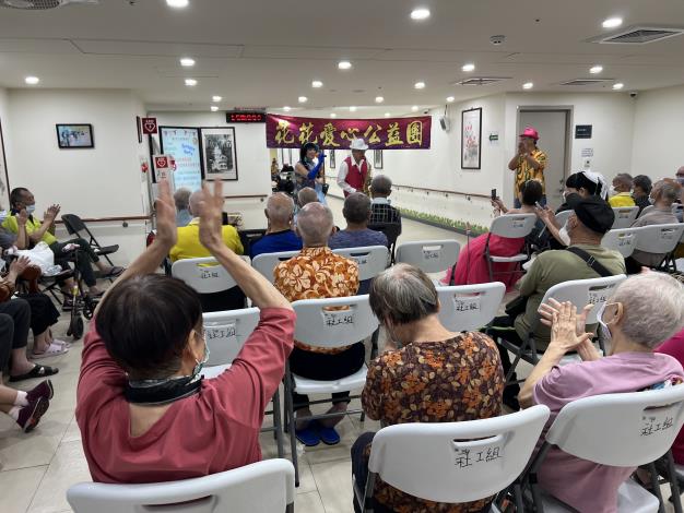 9-16.花花愛心公益團演出薩克斯風-社工組.JPG