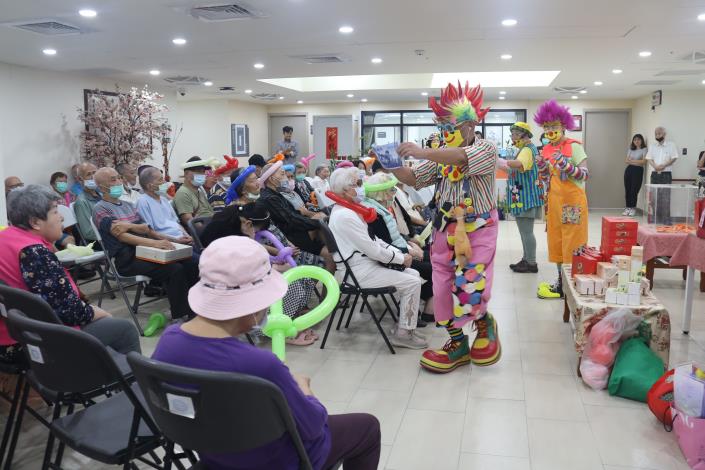 社工組-10.關懷小丑團體帶來魔術演出.JPG